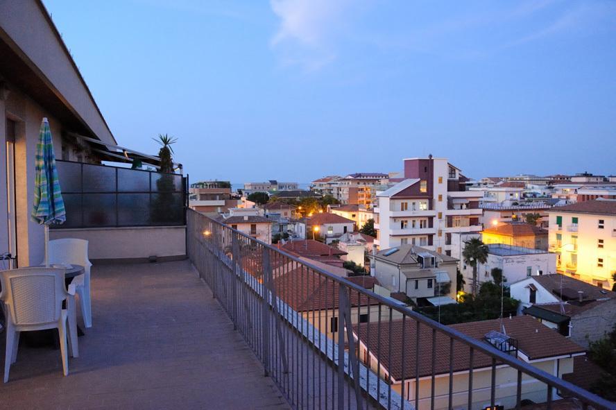Summer And Winter Apartment Pescara Room photo